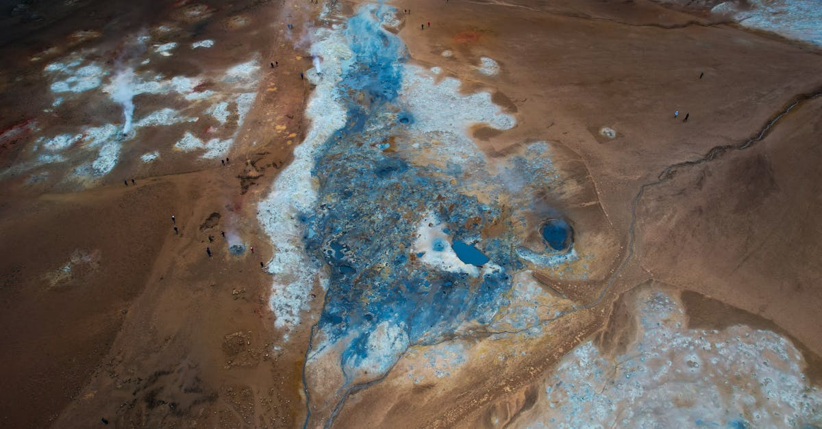 découvrez l'énergie géothermique, une source d'énergie renouvelable durable qui utilise la chaleur de la terre pour produire de l'électricité et chauffer des bâtiments. explorez les avantages écologiques et économiques de cette solution énergétique innovante.