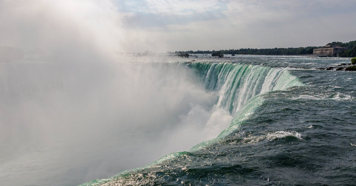 découvrez l'énergie hydraulique, une source renouvelable incontournable qui exploite la puissance de l'eau pour produire de l'électricité. apprenez comment l'hydropower contribue à une transition énergétique durable et explorez ses avantages écologiques et économiques.