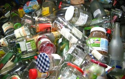 Le jour où j’ai découvert ce qui se cache vraiment derrière le tri des bouteilles en verre : pourquoi j’ai arrêté de les déposer dans le bac